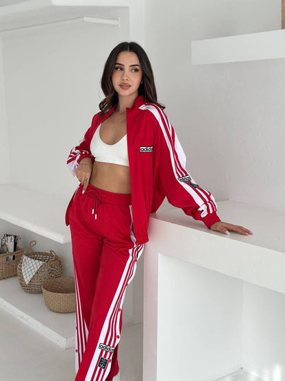 Trening Adidas – Classic Fit – Roșu cu Dungi Albe